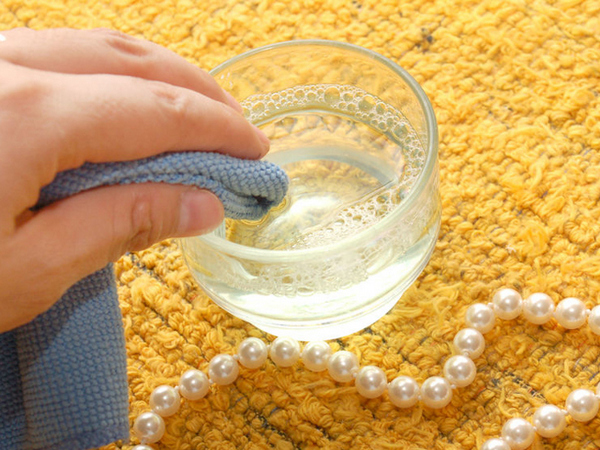 «Купаем» изделие в мыльном растворе